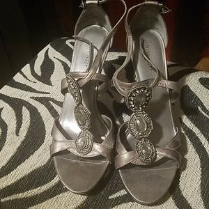Strappy sandals with heel and jewel accents